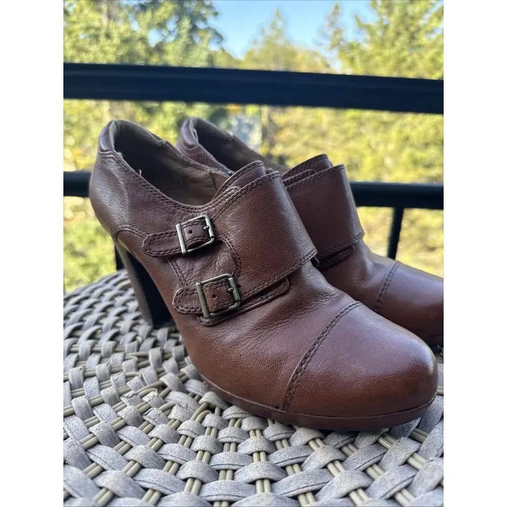 CLARKS Artisan Brown Leather BOOTIE Heels Double Buckle Zipper SIZE 8.5 Women’s